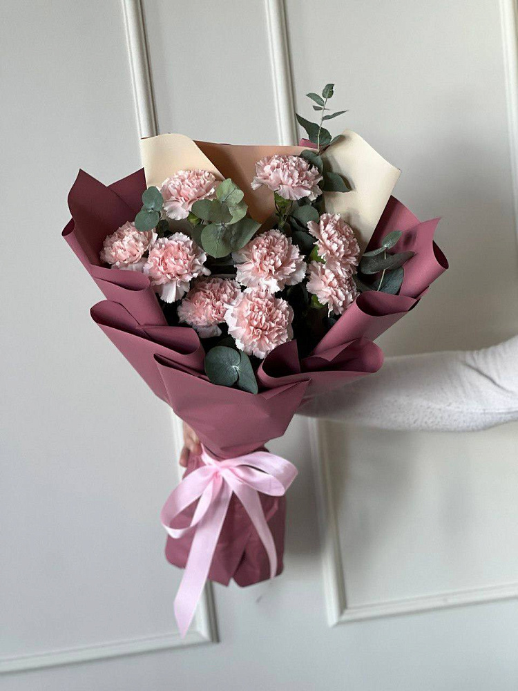 9 диантусов с эвкалиптом в оформление