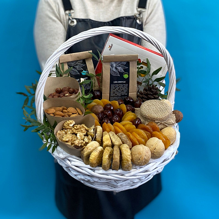 Корзина с сухофруктами и чаем