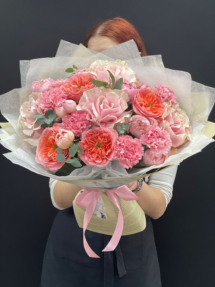 Сборный букет с пионовидной розой 