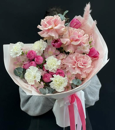 Авторский букет с французскими и кустовыми розами, диантусами