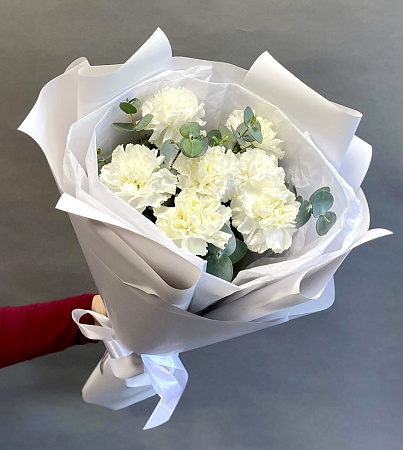 7 диантусов с эвкалиптом в оформление