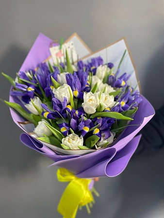 Сборный букет из ирисов и тюльпанов